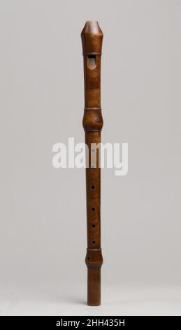 Alto Recorder en F mi-18th siècle Thomas Stanesby Jr. Stanesby et son père, avec Peter Bressan, étaient les meilleurs fabricants d'enregistreurs et de flûtes en Angleterre à cette époque.Cet enregistreur alto en F' est estampillé 'StanESBY/IUNIOR/F,' et a un joint de pied en forme de flute, peut-être en réponse à la popularité croissante de la flûte transversale par le 1720s.Alto Recorder dans F. British. Mi-18th siècle.Buis.Royaume-Uni.Aerophone-Whistle Flûte-Recorder Banque D'Images