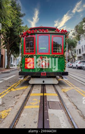 Powell et le téléphérique de la ligne du marché orné de décorations de Noël, San Francisco, Californie, États-Unis Banque D'Images