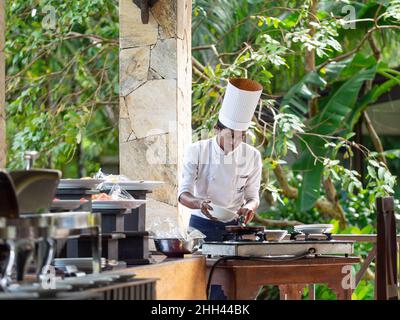 Préparer une omelette pour le petit déjeuner à la Villa Pinnawala à Pinnawalla, province de Rambukkana, Sri Lanka. Banque D'Images