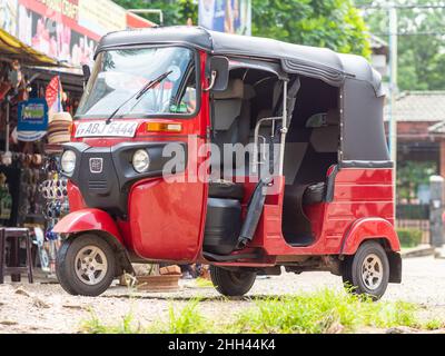 Auto rickshaw, également appelé tuk-tuk, à Pinnawala, Sri Lanka Banque D'Images