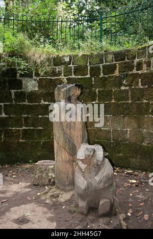 Ours sculptures en bois dans l'ancien Bear Pit, Eastham Country Park, Wirral, Royaume-Uni Banque D'Images