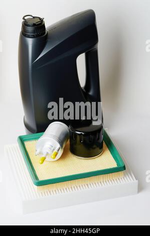 Thème du service automobile.Filtres à air et kit d'huile lubrifiante isolés sur le fond du studio Banque D'Images