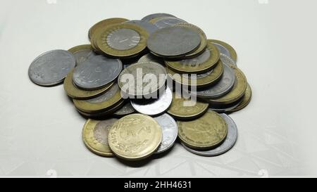 Pile de pièces de monnaie de roupie indienne.Sur fond blanc Banque D'Images