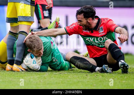 NIJMEGEN, PAYS-BAS - JANVIER 23 : gardien de but Mattijs Branderhorst de N.E.C., Ivan Marquez de N.E.C. pendant le match entre N.E.C. et Feyenoord à Goffertstadion le 23 janvier 2022 à Nijmegen, pays-Bas (photo de Broer van den Boom/Orange Pictures) Banque D'Images
