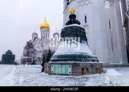 A l'intérieur du mur du Kremlin - Ivan la Grande cloche - la cloche Tsar. Banque D'Images