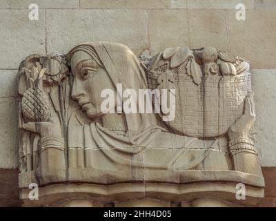 12 17 2021 sculpture de relief de bas art déco montrant une femme portant un panier de fruits, faisant partie d'une série de scènes industrielles sur l'extérieur de New Banque D'Images