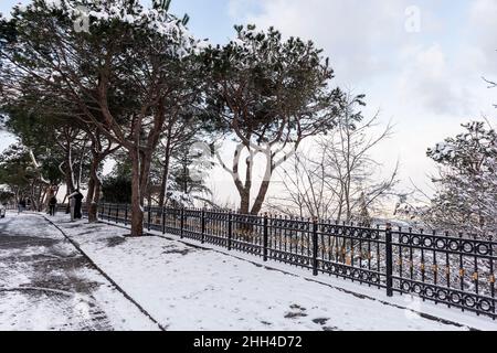 Journée enneigée à Camlica Hill.Istanbul, Turquie.Magnifique paysage d'hiver à Istanbul. Banque D'Images
