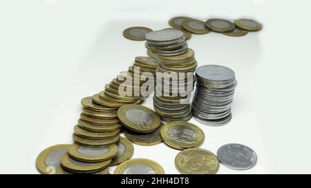 Pile de pièces de monnaie de roupie indienne.Dix roupies et cinq roupies et deux roupies argentées.Sur fond blanc Banque D'Images