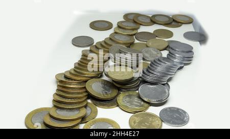 Pile de pièces de monnaie de roupie indienne.Dix roupies et cinq roupies et deux roupies argentées.Sur fond blanc Banque D'Images