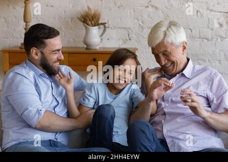 Joyeux papa affectueux et grand-père en train de rire petit-fils Banque D'Images