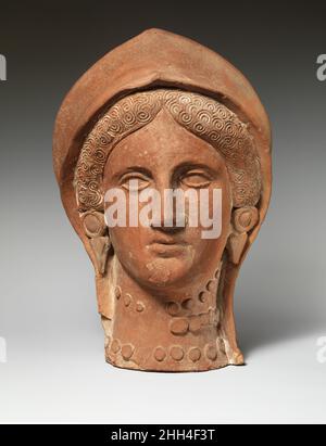 Tête en terre cuite d'une femme portant un stephane ca.400–310 C.-B. Cypriote la tête appartient à une grande statue en terre cuite, qui peut avoir été mise en place comme votive dans un sanctuaire.D'autres exemples, aujourd'hui à Berlin et à Paris, sont attribués à la région de Paphos.Tête en terre cuite d'une femme portant un stephane.Chypriote. Ca.400–310 C.-B.Terre cuite; moule.Cypro-classique IITerracottas Banque D'Images