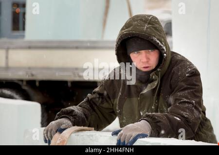 Close-up of a worker's face avec une capuche sur sa tête Banque D'Images