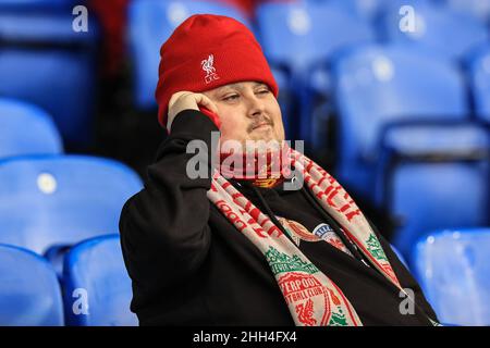 Londres, Royaume-Uni.22nd janvier 2022.Fan de Liverpool sur son téléphone Credit: News Images /Alay Live News Banque D'Images