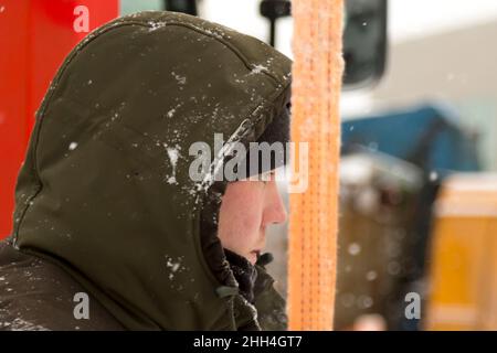 Close-up of a worker's face avec une capuche sur sa tête Banque D'Images