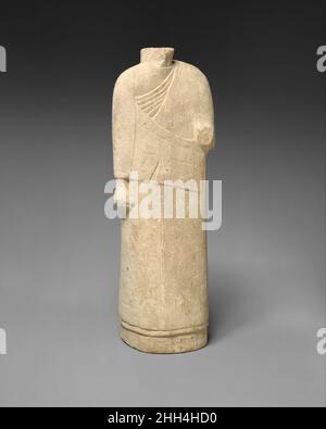 Figure incomplète en costume drapé 4th siècle avant J.-C. période tardive–période ptolemaienne cette pièce énigmatique n'a pas encore été entièrement expliquée.C'était probablement un modèle de sculpteur: Il manque un pilier arrière, pas de tête ou de pieds étaient destinés, et les bras ont été traités d'une manière rudimentaire.L'intérêt de l'artiste semble avoir été dans le vêtement plutôt que dans le corps en dessous.Il peut s'agir de la première version tridimensionnelle d'un costume qui est devenu populaire dans la période de Ptolemaic.Figurine incomplète en costume drapé 548506 Banque D'Images