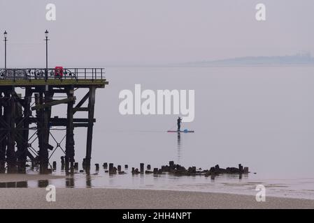 Southend on Sea, Essex, Royaume-Uni.23rd janvier 2022.Le matin s'est enfui sur l'estuaire de la Tamise et s'est embué avec l'eau encore très peu de vent.Un groupe de paddleboarding a été sorti tôt dans l'estuaire et on voit revenir vers Chalkwell après avoir passé Southend Pier à marée basse Banque D'Images