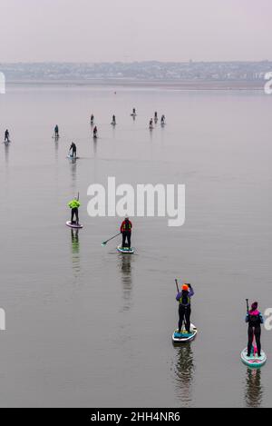 Southend on Sea, Essex, Royaume-Uni.23rd janvier 2022.Le matin s'est enfui sur l'estuaire de la Tamise et s'est embué avec l'eau encore très peu de vent.Un groupe de paddleboarding a été sorti tôt dans l'estuaire et on voit revenir vers Chalkwell après avoir passé Southend Pier à marée basse Banque D'Images