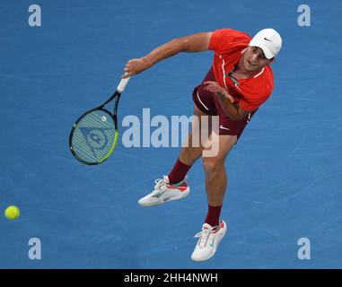 Melbourne, Australie.23rd janvier 2022.Open d'Australie Melbourne Park Day 7 23/01/2022 Miomir Kecmanovic (SRB) au quatrième tour de match Credit: Roger Parker/Alay Live News Banque D'Images