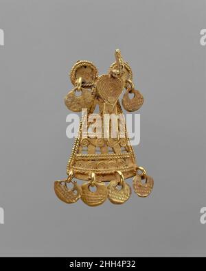 Pendentif oiseau 10th–16th Century Muisca cette pendentif est un exemple élégant de la commande de l'art de l'orfèvre qui existait depuis tant de siècles dans l'ancienne Colombie.Les peuples prétolumpiens des régions riches en or du nord de l'Amérique du Sud ont beaucoup travaillé sur l'or, développant des techniques de fabrication toujours plus complexes.Une variété étonnante a été obtenue grâce à la manipulation de la couleur et de la taille et en faisant des objets avec plusieurs parties : les bals étaient des ajouts préférés.Dans la forme finie, la couleur peut aller du rose au jaune vif, et il y a de petites œuvres comme cette suspension avec fi Banque D'Images