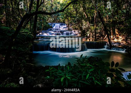 Longue exposition exotique magnifique tropical profond cascade de la forêt tropicale des cascades turquoises fraîches dans la forêt profonde de la cascade Huay Mae Khamin dans la nation Banque D'Images