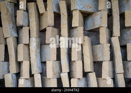 Fabrication de briques à partir d'argile.Après que l'argile est moulée en briques, après qu'il est disposé et séché dans la cour dans le soleil avant d'être brûlé pour faire Banque D'Images