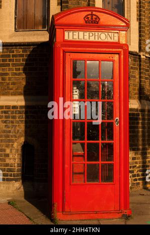 Un coffret téléphonique rouge emblématique de K2, Saint George's Road, Southwark.Le kiosque de K2 était la première boîte téléphonique rouge de Grande-Bretagne.Il a été le design gagnant d'un 1924 c Banque D'Images