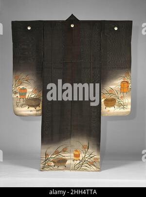 Kimono d'été sans doublure (HITO-e) avec des grillons, des sauterelles, des cages de cricket et des pampas Grass début du 20th siècle Japon au Japon, les insectes aimés pour leur chant de chant ont parfois été capturés ou achetés et gardés dans des cages.Cette robe présente une variété d'insectes dans les cages au milieu de l'herbe de pampas, évoquant les jours frais d'automne, qui sont souvent représentés sur les kimonos d'été.L'herbe de pampas, les cages, les crickets, les sauterelles et les insectes cloches (suzumushi) sont rendus en utilisant la teinture (yūzen) et la broderie résistantes à la pâte.Les variations dans l'application de la teinture au sol et la broderie d'or dispersée et glinting évoquent t Banque D'Images