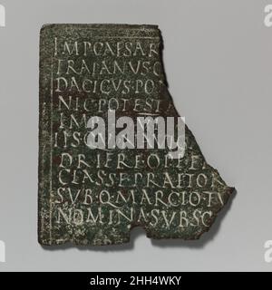 Fragment de diplôme militaire en bronze A.D. 113/14 Roman ces documents de décharge ont été émis par l'empereur Trajan à des marins sur un navire de guerre, un quadrireme, dans la flotte impériale basée à Misenum sur la baie de Naples.Le navire peut avoir formé une partie de la flottille qui a escorté l'empereur d'Italie à l'est pour la guerre parthienne (A.D.114–117)..Fragment de diplôme militaire de bronze.Romain.A.D. 113/14.Bronze.Moyen-impérial, Trajanic.Bronzes Banque D'Images