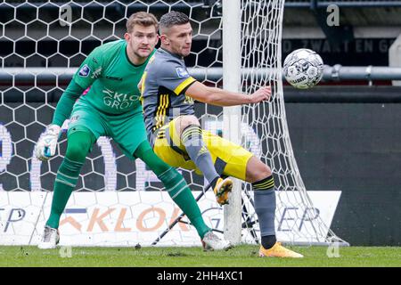 NIJMEGEN, PAYS-BAS - JANVIER 23 : gardien de but Mattijs Branderhorst de N.E.C., Bryan Linssen de Feyenoord pendant le match hollandais entre N.E.C. et Feyenoord à Goffertstadion le 23 janvier 2022 à Nijmegen, pays-Bas (photo de Broer van den Boom/Orange Pictures) Banque D'Images