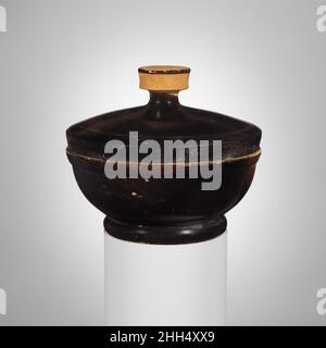 Bol recouvert de terre cuite ca.450–400 C.-B. grec, Attique ce vase est relié au bol couvert avec une poignée (23,43a, b) exposée à proximité.Ils représentent fondamentalement la même forme adaptée à différentes fonctions par la présence ou l'absence d'une poignée.Bol recouvert de terre cuite 252367 grec, Attique, bol couvert de terre cuite, env.450?400 C.-B., terre cuite, H. avec couvercle 3 7/8 po.(9,8 cm) ; H. sans couvercle 2 1/4 po.(5,7 cm).Metropolitan Museum of Art, New York.Legs de Richard B. Seager, 1926 (26.31.445) Banque D'Images