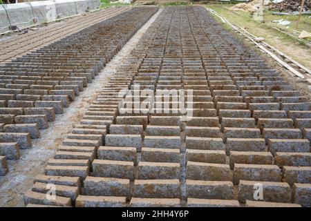 Fabrication de briques à partir d'argile.Après que l'argile est moulée en briques, après qu'il est disposé et séché dans la cour dans le soleil avant d'être brûlé pour faire Banque D'Images