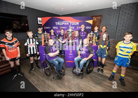 Newcastle, Royaume-Uni.23rd janvier 2022.NEWCASTLE UPON TYNE, ROYAUME-UNI.JAN 23rd Happy faces au Newcastle Thunder en tant que membres du club sont photographiés avec les trophées avant le match amical entre Newcastle Thunder et Wigan Warriors à Kingston Park, Newcastle le samedi 22nd janvier 2022.(Credit: Chris Lishman | MI News) Credit: MI News & Sport /Alay Live News Banque D'Images