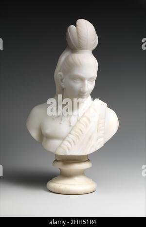 Hiawatha 1868 Edmonia Lewis comme beaucoup de sculpteurs américains du XIXe siècle, Lewis, un artiste de descendance afro-américaine et amérindienne (Anishinaabe/Ojibwe), a travaillé à Rome, en Italie.Son identité multiraciale et son sexe étaient formatifs dans sa sélection de sujets.Entre 1866 et 1872, elle a réalisé une série de sculptures en marbre sur le thème populaire de Hiawatha et Minnehaha, tirées du poème épique de Henry Wadsworth Longfellow The Song of Hiawatha (1855).Ce buste de la taille d'une armoire et son pendentif (2015.287.2) représentent les amoureux des nations autrefois guerriers (Anishinaabe et D. Banque D'Images