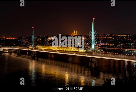 Halic Metro Bridge à Istanbul la nuit, Turquie Banque D'Images