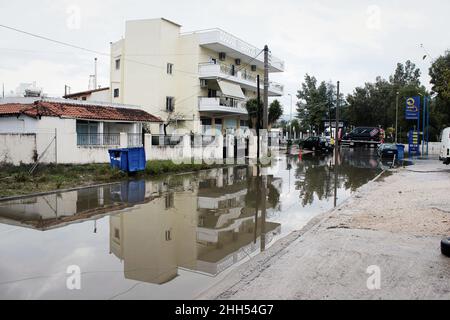 Rue inondée après de fortes pluies - Spata, Attica, Grèce, octobre 31 2019. Banque D'Images