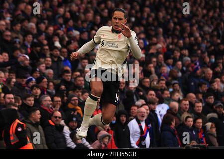 Londres, Royaume-Uni.23rd janvier 2022.Virgile van Dijk, de Liverpool, fête ses 1st buts par équipes.Match de première ligue, Crystal Palace v Liverpool au stade Selhurst Park à Londres le dimanche 23rd janvier 2022. Cette image ne peut être utilisée qu'à des fins éditoriales.Utilisation éditoriale uniquement, licence requise pour une utilisation commerciale.Aucune utilisation dans les Paris, les jeux ou les publications d'un seul club/ligue/joueur. photo par Steffan Bowen/Andrew Orchard sports photographie/Alay Live news crédit: Andrew Orchard sports photographie/Alay Live News Banque D'Images