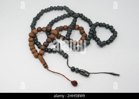 Perles de prière noires pour le culte et dhikr des musulmans sur fond blanc. Banque D'Images