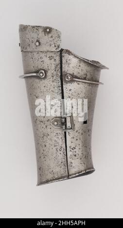 Défense pour l'avant-bras inférieur gauche (Vambrace) env.1400–1425 Italien cette pièce est remarquable par la présence précoce de nervures d'arrêt, les deux entretoises incurvées rivées sur les plaques extérieure et intérieure.Ils ont été conçus pour empêcher le point d'une arme de glisser dans un joint vulnérable ou un espace entre les plaques.Défense pour l'avant-bras inférieur gauche (Vambrace).Italien1400–1425.Acier.Pièces armure Banque D'Images