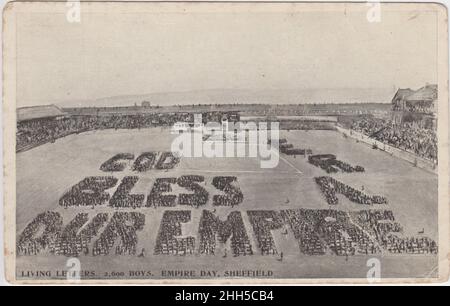 Empire Day, Bramall Lane, Sheffield : 2 600 garçons se tenant dans le stade de football pour créer des « lettres vivantes » en épelant « Dieu bénisse notre empire » et les initiales « E.R.A. », début du 20th siècle Banque D'Images