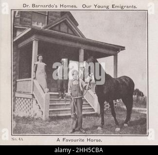 Maisons de DR Barnardo. Nos jeunes émigrants. Un cheval favori': Un enfant avec un cheval debout à l'extérieur d'une maison, un homme et une femme sont debout sur le porche. L'image montre l'un des enfants envoyés au Canada par l'organisme de bienfaisance au début du 20th siècle Banque D'Images