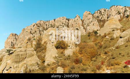 Vue imprenable sur la chaîne de haute montagne en automne coloré avec des prairies jaunes vertes et des sommets rocheux.Prise de vue.Vue sur le terrain rocheux des montagnes.Magni Banque D'Images