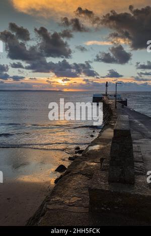 Looe Beach et jetée de Banjo à Sunrise Cornish Coast Cornwall Banque D'Images