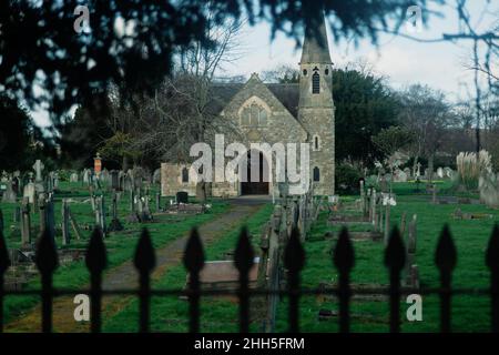 Ancienne église avec cimetière au crépuscule Banque D'Images