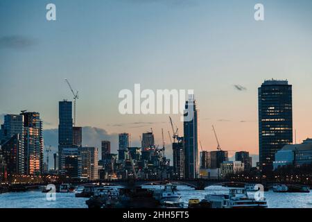 Grands bâtiments modernes et rivière dans la capitale au coucher du soleil, Londres, Angleterre, Royaume-Uni Banque D'Images