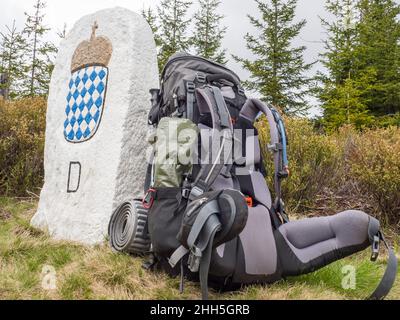 Sac à dos à gauche à côté de la frontière en pierre dans la forêt bavaroise Banque D'Images