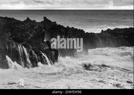 Côte volcanique avec vagues de marée haute à Ponta da Ferraria, San Miguel, Açores, Portugal Banque D'Images