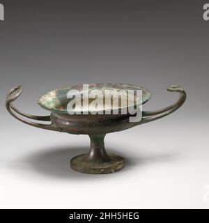 Bronze kylix (gobelet) fin du 4th siècle avant J.-C. grec ce bronze kylix suit dans la forme et les proportions la même mode également rencontré dans les tasses d'argent et de noir-glaçure kylikes de terre cuite fabriqués sous l'influence de vases métalliques.Le type était très populaire et a été trouvé dans de nombreuses régions du monde hellénistique.Bronze kylix (gobelet) 248006 Banque D'Images