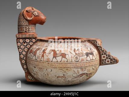 Vase cosmétique en terre cuite 4th quart du 6th siècle C.-B. grec oriental d'un côté de la frise supérieure de ce vase exquis, un jeune accueille deux chevaux ailés et deux jeunes conduisent un char.Des animaux réels et imaginaires circulent sur les autres zones de la frise entre des motifs géométriques soigneusement dessinés.La protection de la tête du vérin peut avoir servi de poignée pour un applicateur cosmétique.Vase cosmétique en terre cuite.Grec oriental.4th quart du 6th siècle avant J.-C..Terre cuite.Archaïque.Vases Banque D'Images