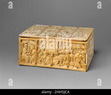 Cercueil avec des scènes de Romances ca.1310–30 Français ce cercueil illustré avec des scènes de l'Arthurien et d'autres écrits courtois du Moyen-âge est l'un des exemples les plus imposants pour survivre.Le couvercle représente l'assaut sur la forteresse métaphorique, le château d'Amour, avec un tournoi et des chevaliers catapultant des roses.L'extrémité gauche représente Tristan et Isode, surpeint par le roi Mark, et un chasseur tuant une licorne piégée par une vierge.La droite montre un chevalier sauvant une dame de la Wildman (Wodehouse), et Galahad recevant la clé du château des Maidens.À l'arrière sont Lancelot Banque D'Images