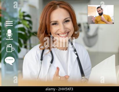 Médecin souriant consultant patient sur appel vidéo Banque D'Images